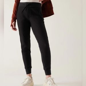 Athleta. Headlands Hybrid Trek Jogger.  Outdoor/ Active Pants Black Size…